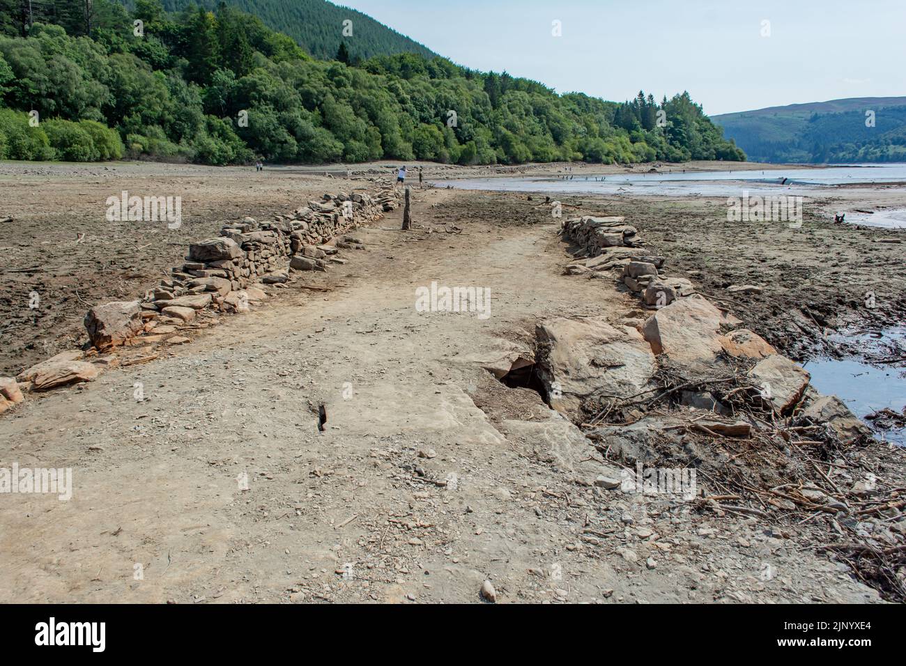 La fuite des eaux au barrage du lac Vyrnwy commence maintenant à révéler de vieilles routes et des bâtiments dans le village submergé, après un long été chaud 2022. Banque D'Images