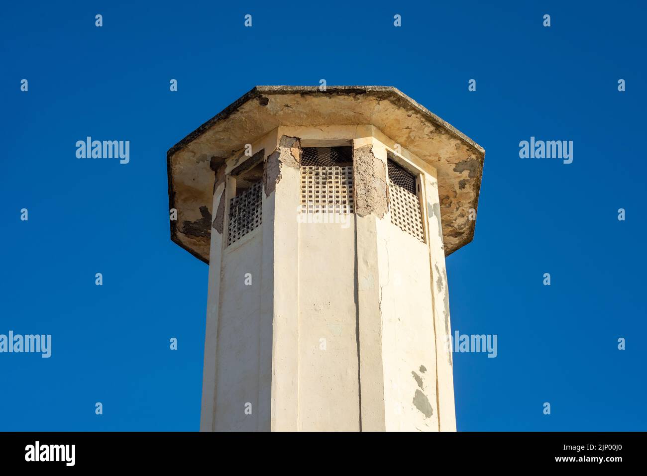 Tour d'une église catholique du siècle dernier. Salvador, Bahia, Brésil. Banque D'Images