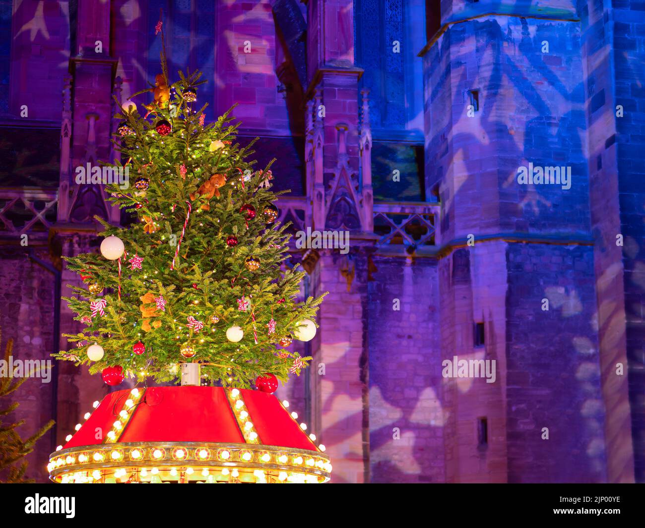 Sapin de Noël, décorations et éclairage à Colmar, Alsace, France. Banque D'Images