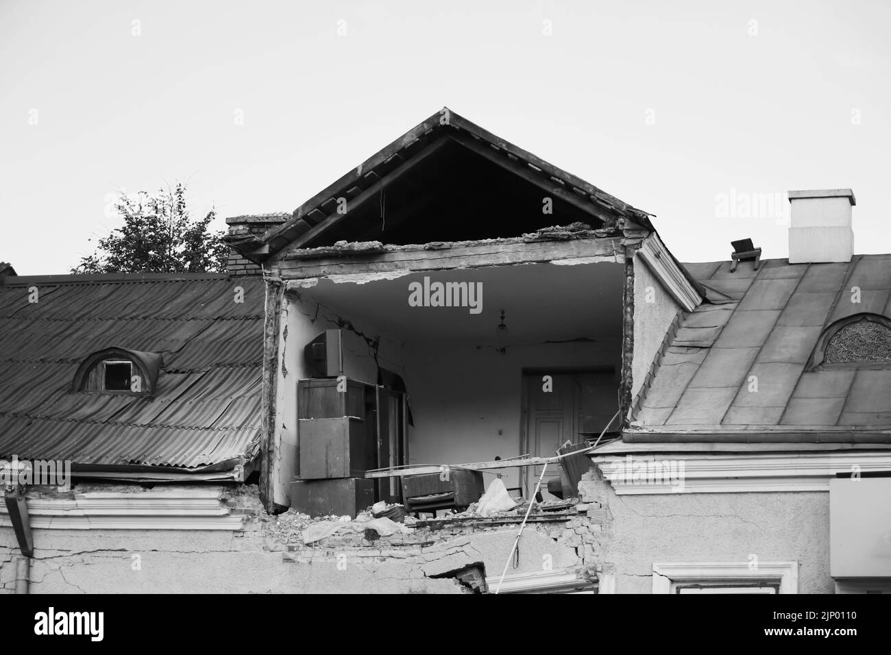 Recentrer d'énormes ruines, épave en Ukraine, la guerre. Maison après attaque russe. L'arrière-plan de la maison a été Kiev maison. Gros plan. Hors foyer. Banque D'Images