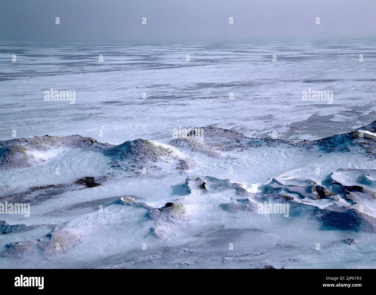 Dunes de sable enneigées glacées le long du rivage du lac Érié en février à la réserve faunique David M. Roderick sur les terres de chasse de l'État 314 à Erie Co Banque D'Images