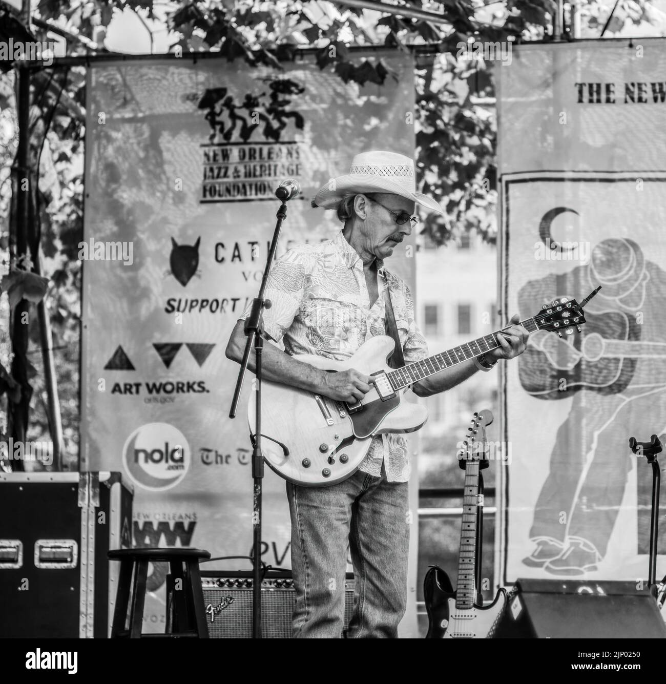 NEW ORLEANS, LA, États-Unis - 14 OCTOBRE 2018 : photo en noir et blanc de Kenny Brown jouant de la guitare au Crescent City Blues and BBQ Festival Banque D'Images