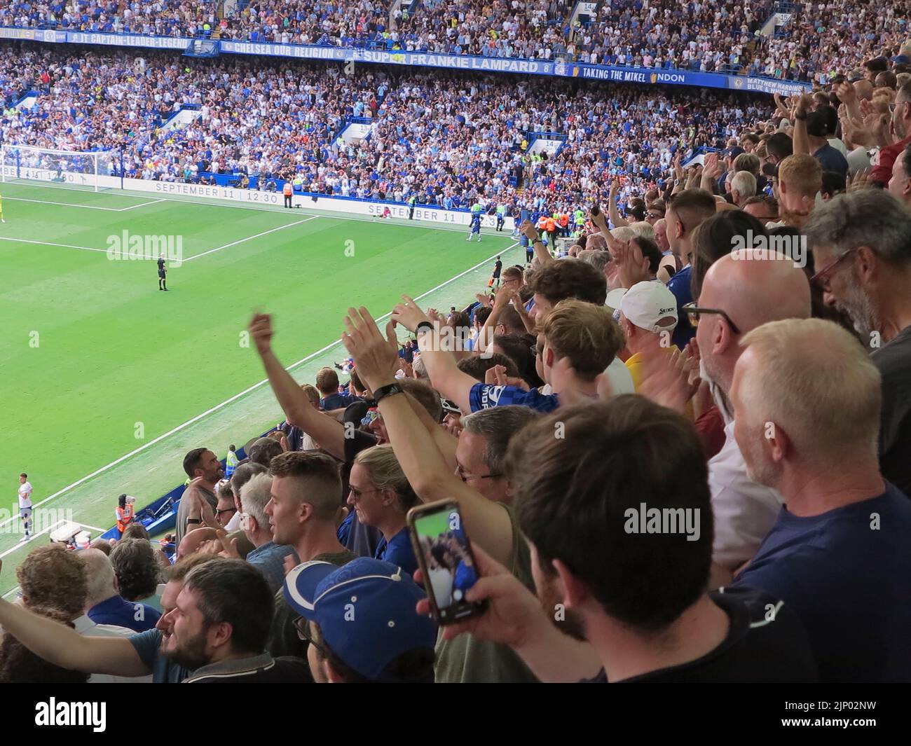 Chelsea, Londres, Royaume-Uni. 14th août 2022. Chelsea FC célèbre leur deuxième but lors du premier match de la saison 2022/23 au pont Stamford contre le Tottenham Hotspur FC . Le jeu s'est terminé avec un égaliseur de dernière minute par Harry Kane pour se terminer par un tirage de 2-2. Crédit : Motofoto/Alay Live News Banque D'Images