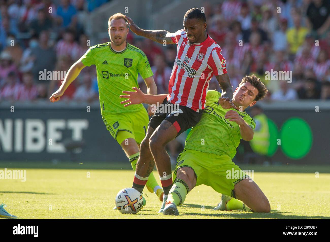 Ivan Toney, de Brentford, est fouillé par Harry Maguire, de Manchester United, lors du match de la Premier League entre Brentford et Manchester United au Gtech Community Stadium, à Londres, EN POLOGNE ET EN ANGLETERRE, le 13 août 2022. Photo de Salvio Calabre. Utilisation éditoriale uniquement, licence requise pour une utilisation commerciale. Aucune utilisation dans les Paris, les jeux ou les publications d'un seul club/ligue/joueur. LIGA ANGIELSKA PILKA NOZNA SEZON 2022/2023 FOT. SPORTPHOTO24/NEWSPIX.PL SORTIE ANGLETERRE! --- Newspix.pl Banque D'Images