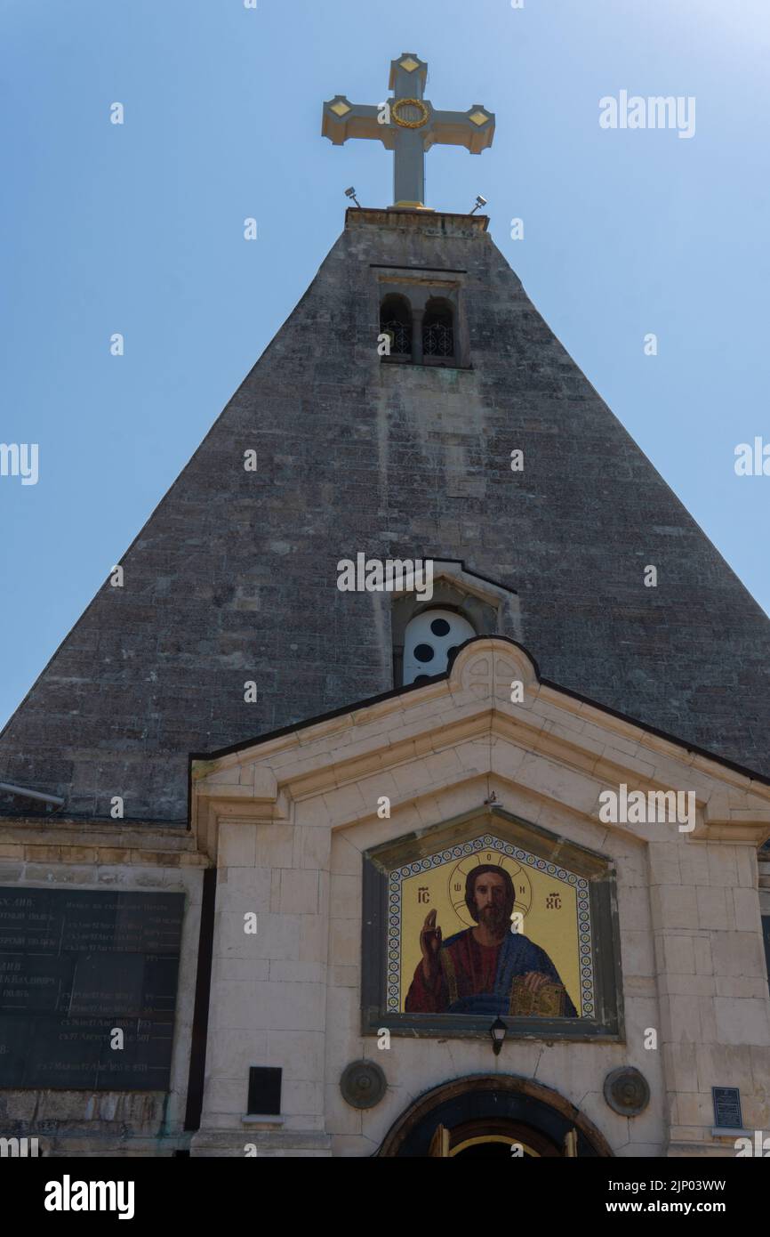 RUSSIE, CRIMÉE - JUL 09, 2022: Sébastopol cimetière féerique crimée église nicholas russie monument ancienne pyramide, pour côté religion pour St et Banque D'Images