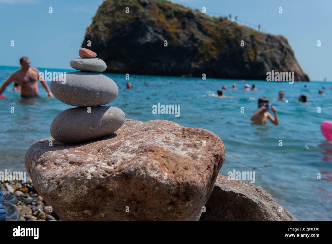 Méditation plage équilibre pyramide zen pierres de mer été côte gris, concept nature spa du paysage et fond de roche, voyage spirituel. Gravier Banque D'Images