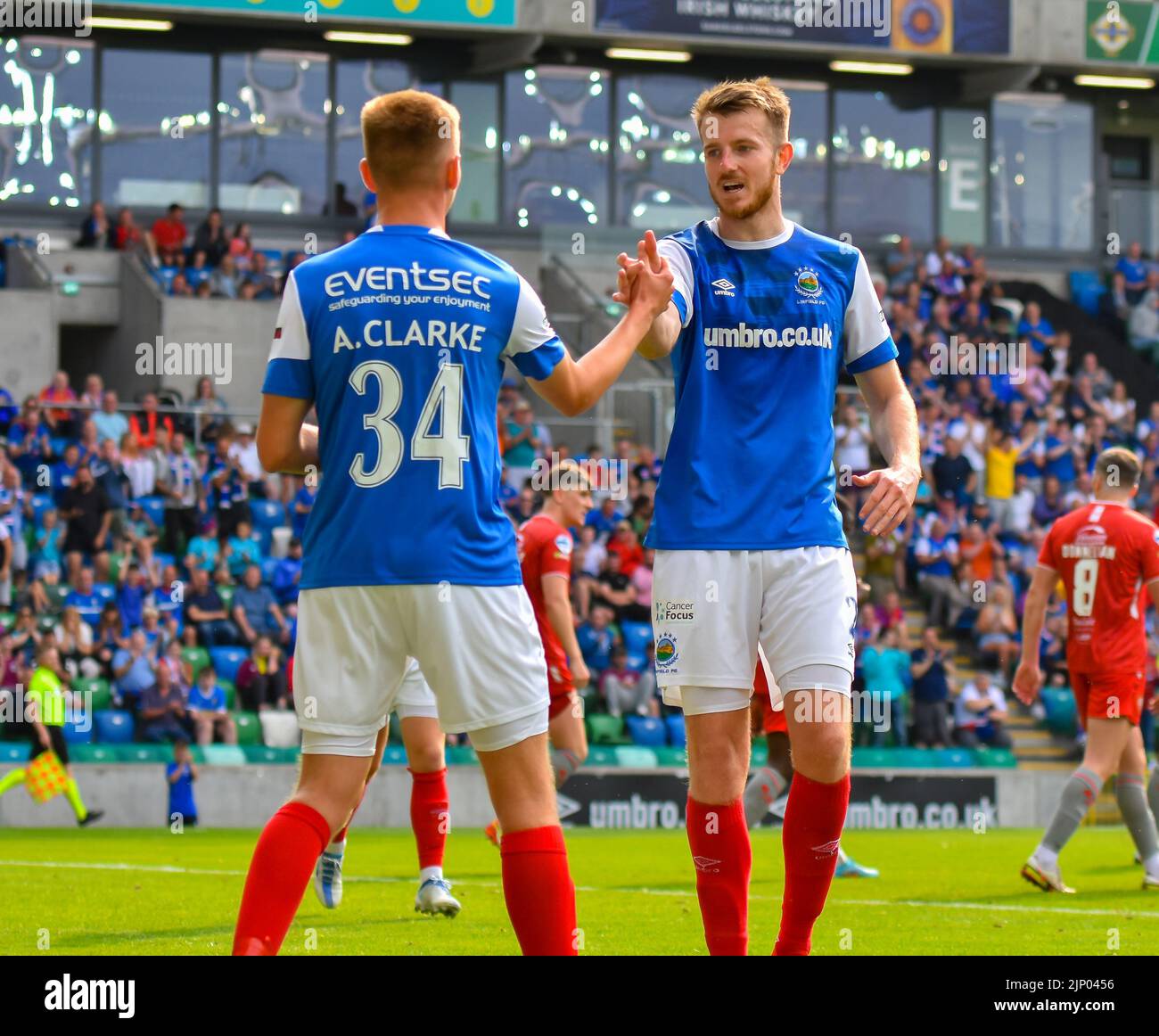 Andrew Clarke et Sam Roscoe en action - Linfield vs Portatown, Windsor Park Belfast, dimanche 14th août 2022 Banque D'Images