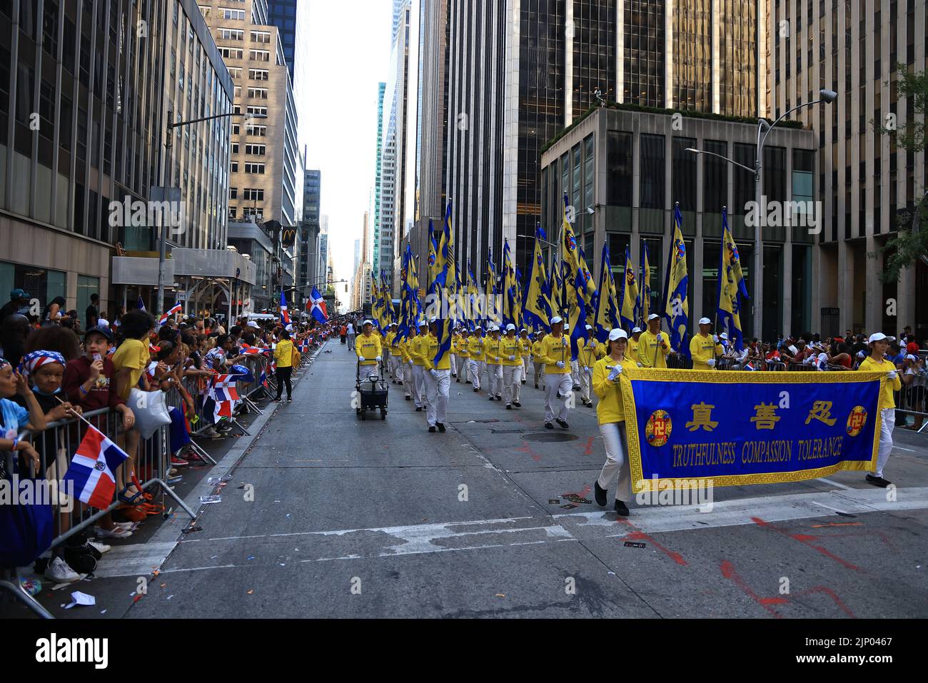 NEW YORK, NEW YORK/Etats-Unis - le 14 AOÛT 2022 : les artistes défilent lors de la parade annuelle de la fête dominicaine 14 août 2022 à New York. (Photo : Gordon Donovan) Banque D'Images