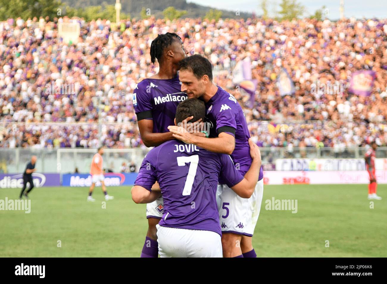 Foto Massimo Paolone/Lapresse 14 Agosto 2022 - Firenze, Italia - sport, calcio - Fiorentina vs Cremonese - Campionato italiano di calcio Serie A TIM 2022/2023 - Stadio Artemio Franchi. Nella foto: Luka Jovic (ACF Fiorentina) esulta con Giacomo Bonaventura (ACF Fiorentina) dopo aver realizzato il gol 2-1 14 août 2022 Florence, Italie - sport, calcio - Fiorentina vs Cremonese - Championnat italien de football Serie A 2022/2023 - Stade Artemio Franchi. Dans le cadre de la photo: Luka Jovic (ACF Fiorentina) fête avec Giacomo Bonaventura (ACF Fiorentina) après avoir obtenu le but 2-1 Banque D'Images