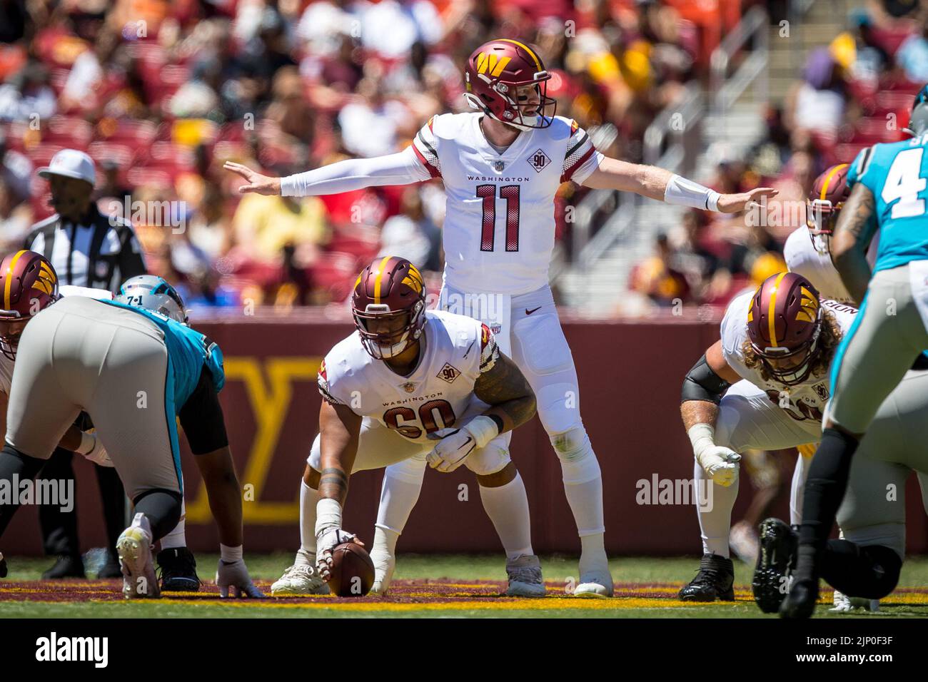 13 août 2022 : quartier des commandants de Washington Carson Wentz (11) s'aligne sur le centre des commandants de Washington Keith Ismael (60) pendant le match de pré-saison entre les Panthers de Caroline et les commandants de Washington joué au champ ex de Fed à Landover, MD. Photographe: Cory Royster Banque D'Images