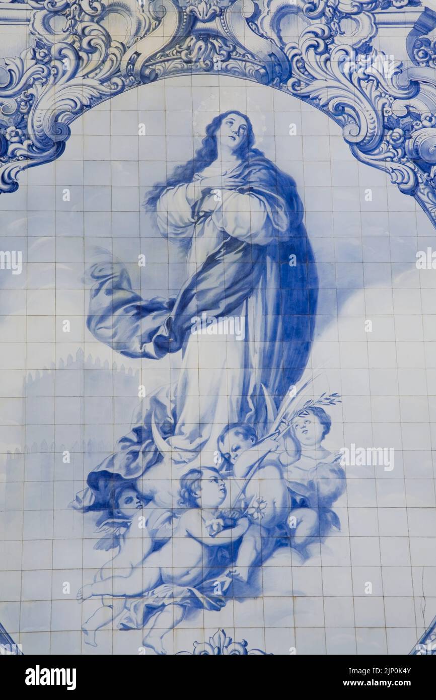 Peinture céramique azulejos traditionnelle représentant une scène religieuse, Guimaraes, Portugal. Banque D'Images