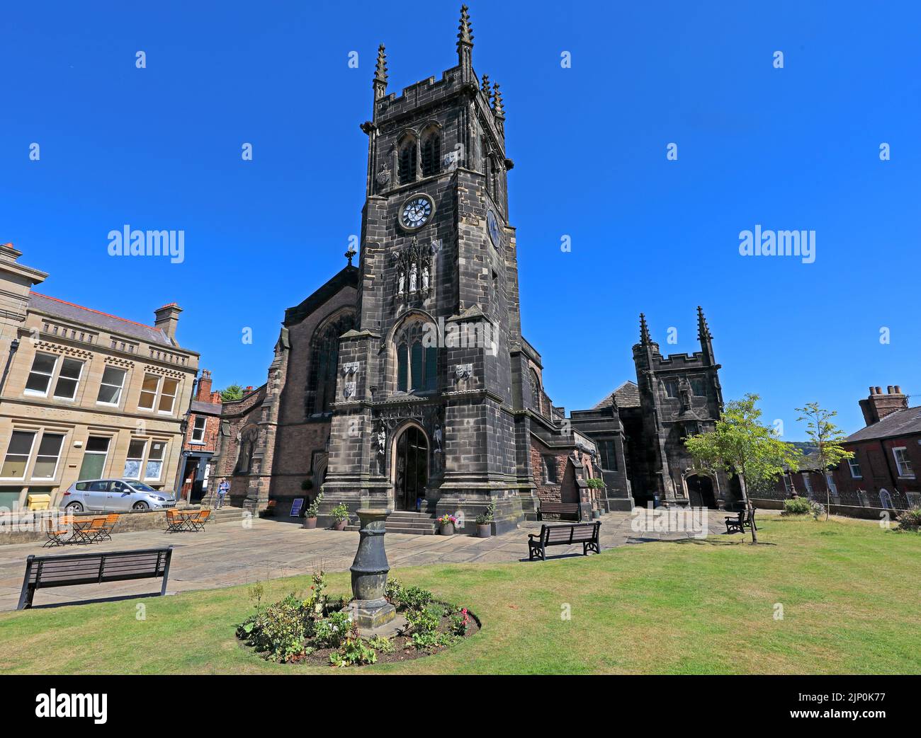 Ciel bleu d'été à la porte de l'église St Michael & All Angels, Market place, Macclesfield, Cheshire, Angleterre, ROYAUME-UNI, SK10 1DY Banque D'Images