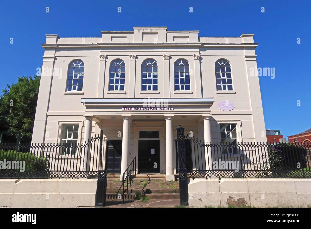 Le bâtiment 1829 de l'Armée du Salut, Chapelle non-conformiste des enfants, rue Roe, Macclesfield, Cheshire, Angleterre, Royaume-Uni, SK11 6UT, en été avec un ciel bleu Banque D'Images