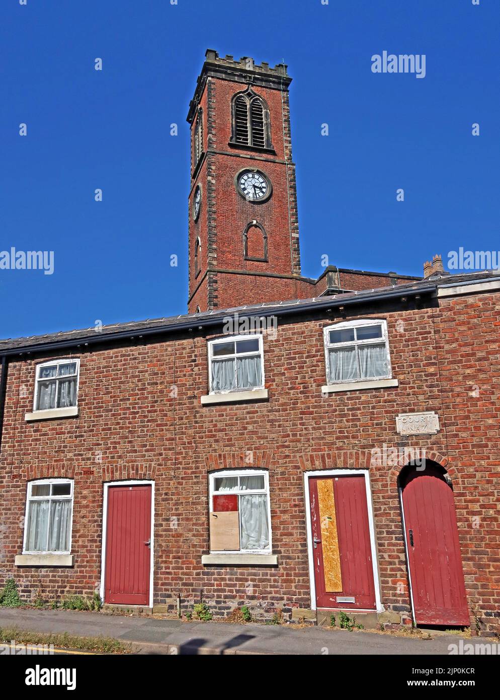 Court No7 Terrace et Christ Church, Bridge Street, Macclesfield, Cheshire, Angleterre, ROYAUME-UNI, SK11 6EG Banque D'Images