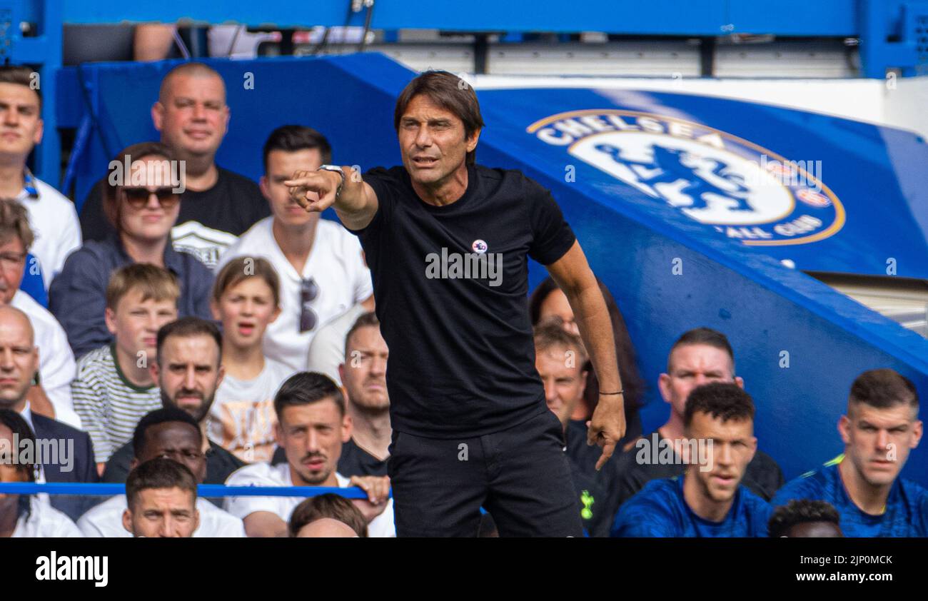 Londres, Royaume-Uni. 15th août 2022. Antonio Conte Gestures, directeur de Tottenham Hotspur, lors du match de la première ligue anglaise entre Chelsea et Tottenham Hotspur à Londres, en Grande-Bretagne, le 14 août 2022. Le jeu s'est terminé par un tirage de 2-2. Credit: Xinhua/Alay Live News Banque D'Images