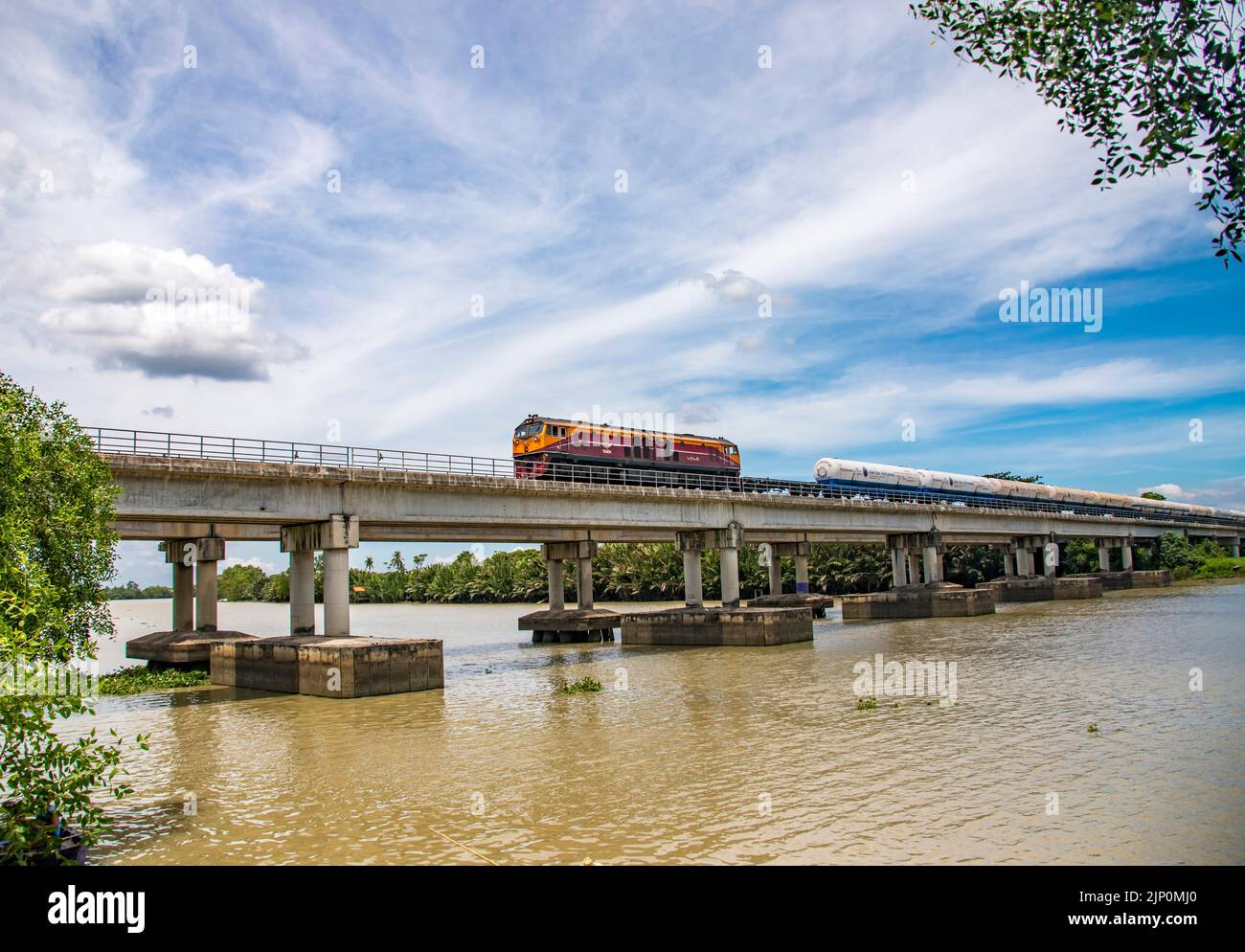 Chachoengsao Thailand 9th juin 2022: Un train passe par le pont sur la rivière Bang Pakong, c'est une rivière dans l'est de la Thaïlande. Banque D'Images