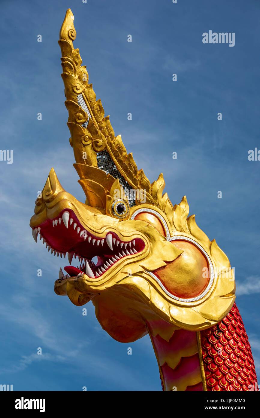 La gigantesque statue de Phaya Nak à Wat Saman Rattanaram à Chachoengsao en Thaïlande, célèbre pour son image de Ganesha rose vif. Banque D'Images