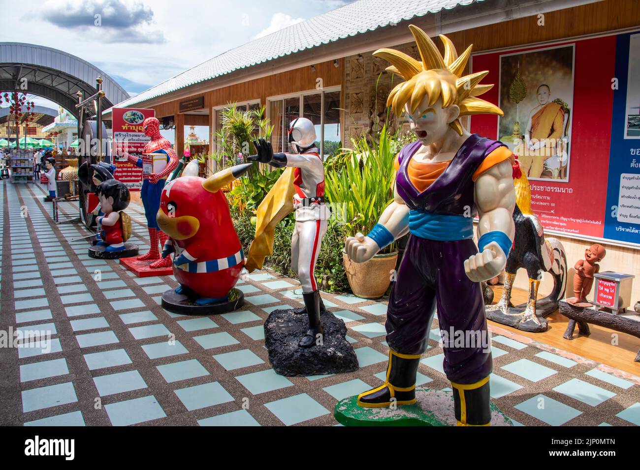 Chachoengsao Thaïlande 9th juin 2022 : statue de dessin animé à Wat Saman Rattanaram, y compris Dragon ball super saiyan, Kamen Rider X, Pikachu Banque D'Images