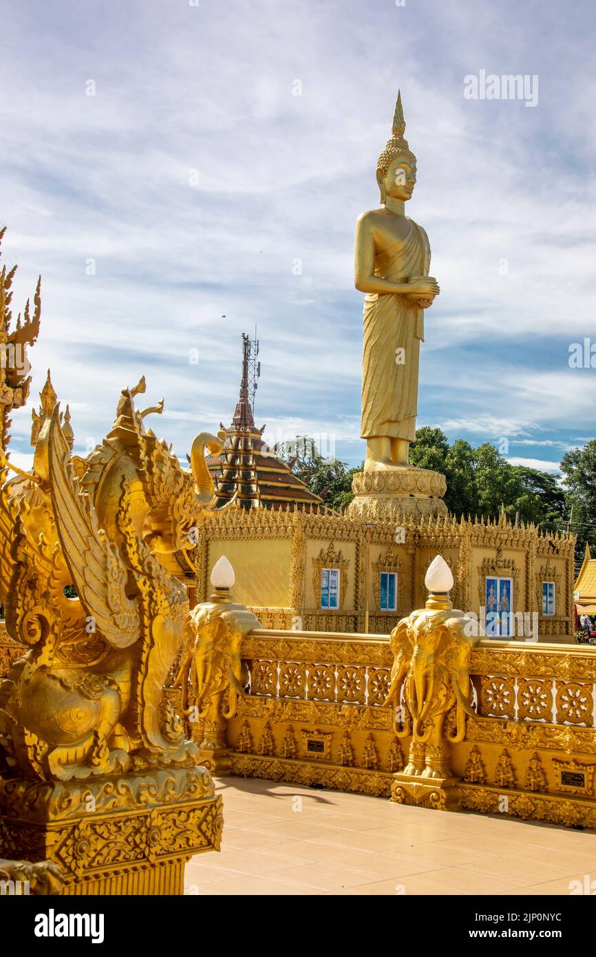 La statue de bouddha à Wat Pak Nam Jolo à Chachoengsao en Thaïlande, la seule et unique chapelle dorée de Thaïlande. Banque D'Images