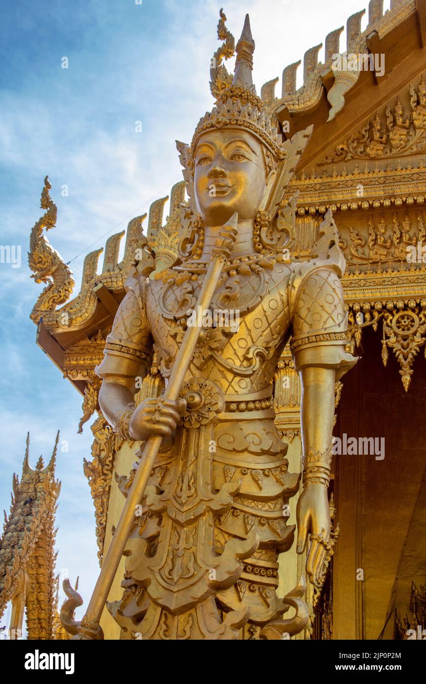 La statue du gardien de Wat Pak Nam Jolo à Chachoengsao en Thaïlande, la seule et unique chapelle dorée de Thaïlande Banque D'Images