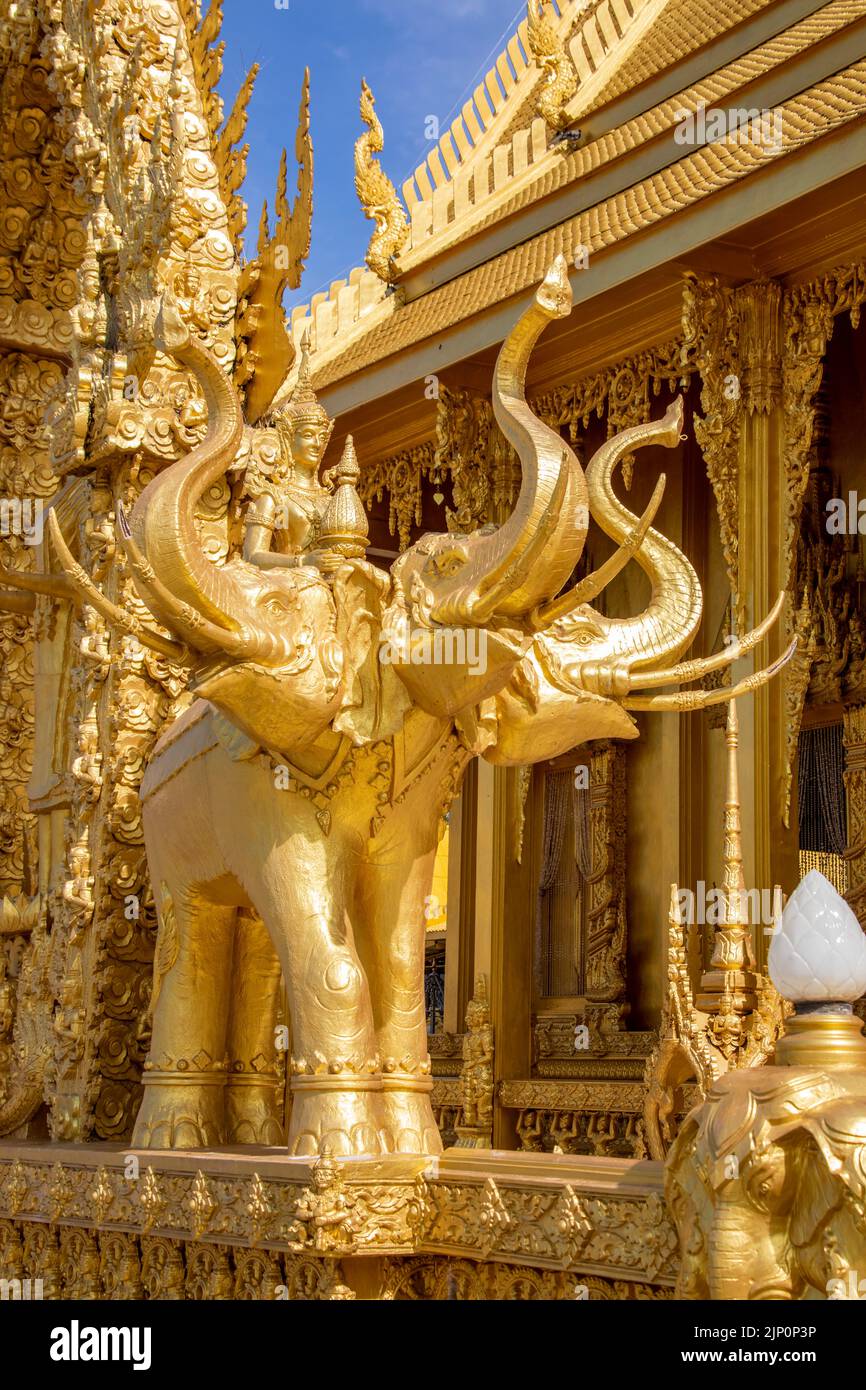 La statue d'Erawan porte God Indra à Wat Pak Nam Jolo à Chachoengsao en Thaïlande, la seule et unique chapelle dorée de Thaïlande Banque D'Images