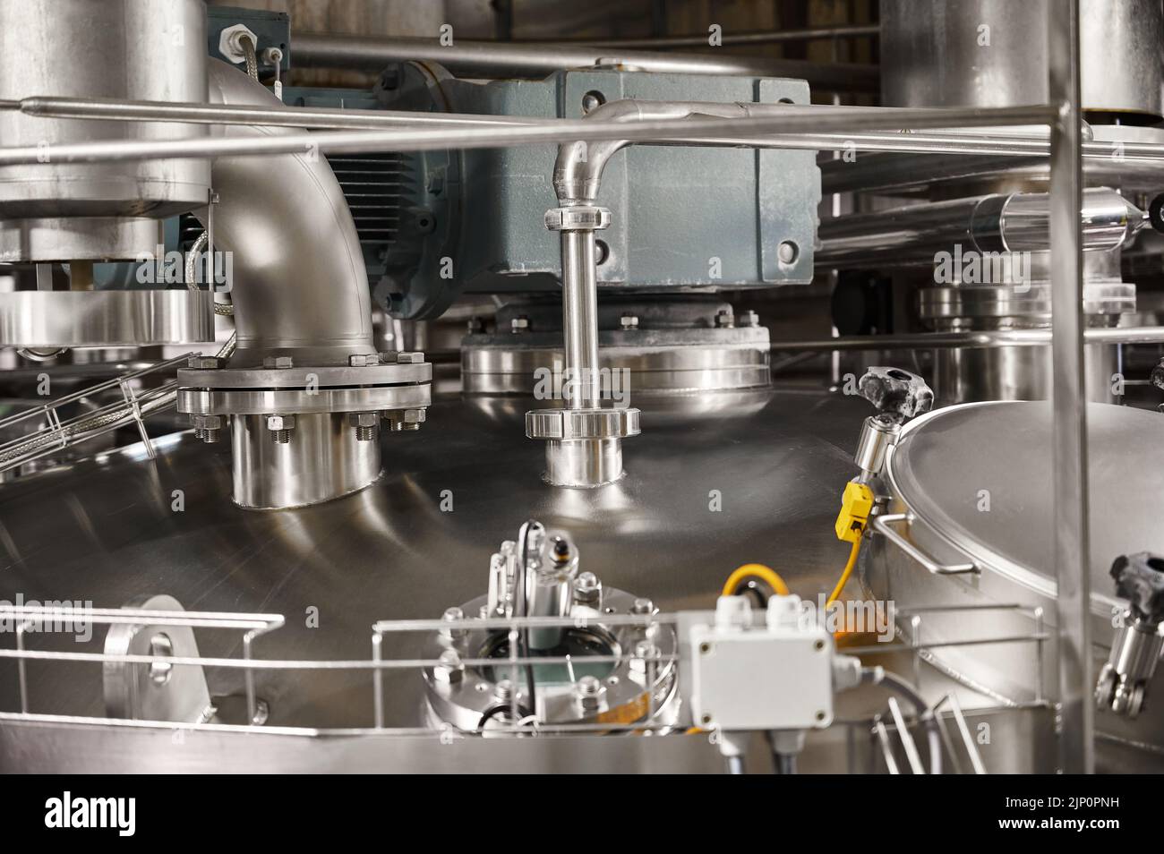 Tuyaux avec brides sur la citerne pour produits laitiers fermentés Banque D'Images