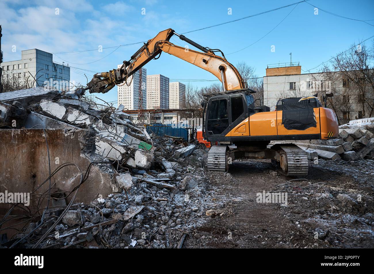 La pelle hydraulique à ciseaux coupe des poutres en béton Banque D'Images