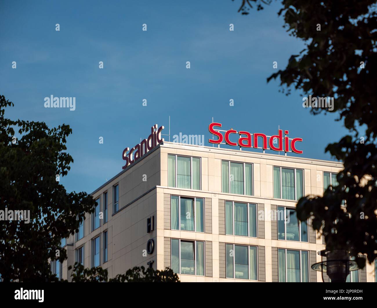 Logo Scandic Hotels à Berlin. Extérieur du bâtiment de l'hôtel avec une façade lumineuse. Le soir, la lumière du soleil brille sur le mur. Voyager en Europe. Banque D'Images