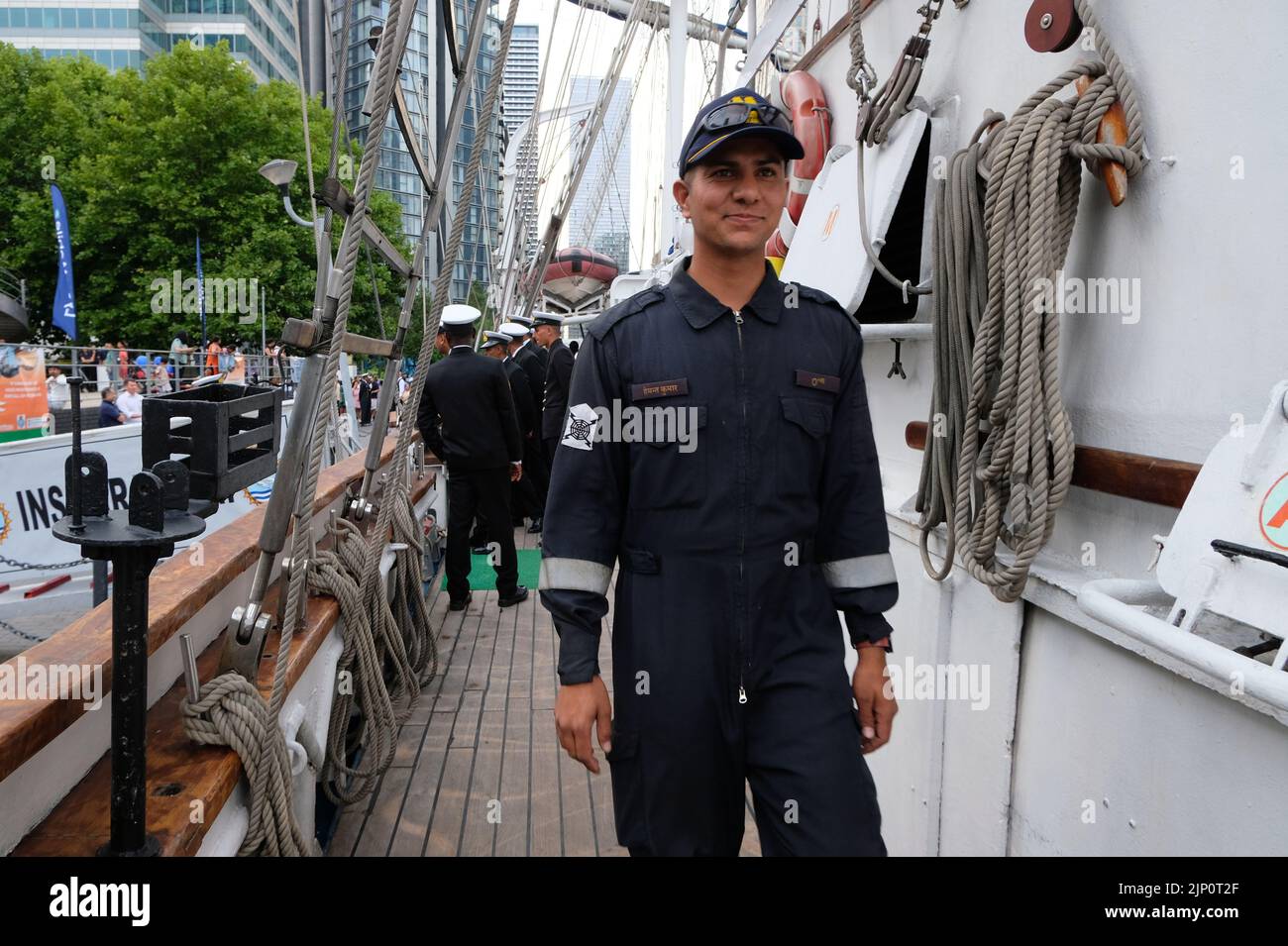 Londres, Royaume-Uni, 14th août 2022. La diaspora indienne de Londres a accueilli avec enthousiasme l'arrivée du navire d'entraînement de voile de la Marine indienne, 'Tarangini', en prévision du jour de l'indépendance de l'Inde 75th, qui tombe le 15th août. Le navire amarré à Canary Wharf, est l'un des sept navires indiens qui ont navigué vers différentes villes dans le monde entier pour marquer l'occasion. Crédit : onzième heure Photographie/Alamy Live News Banque D'Images