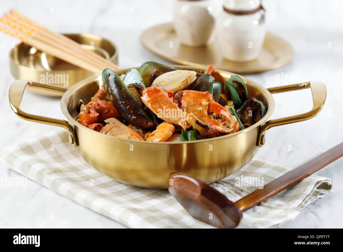 Compotée mélanger les fruits de mer épicés à la Marinera sur la plaque blanche Banque D'Images