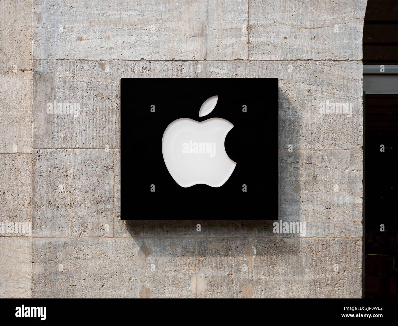 Logo Apple sur le mur extérieur du magasin à Berlin. Société américaine de technologie de la vallée de la silicone. Shopping au Kurfürstendamm. Banque D'Images
