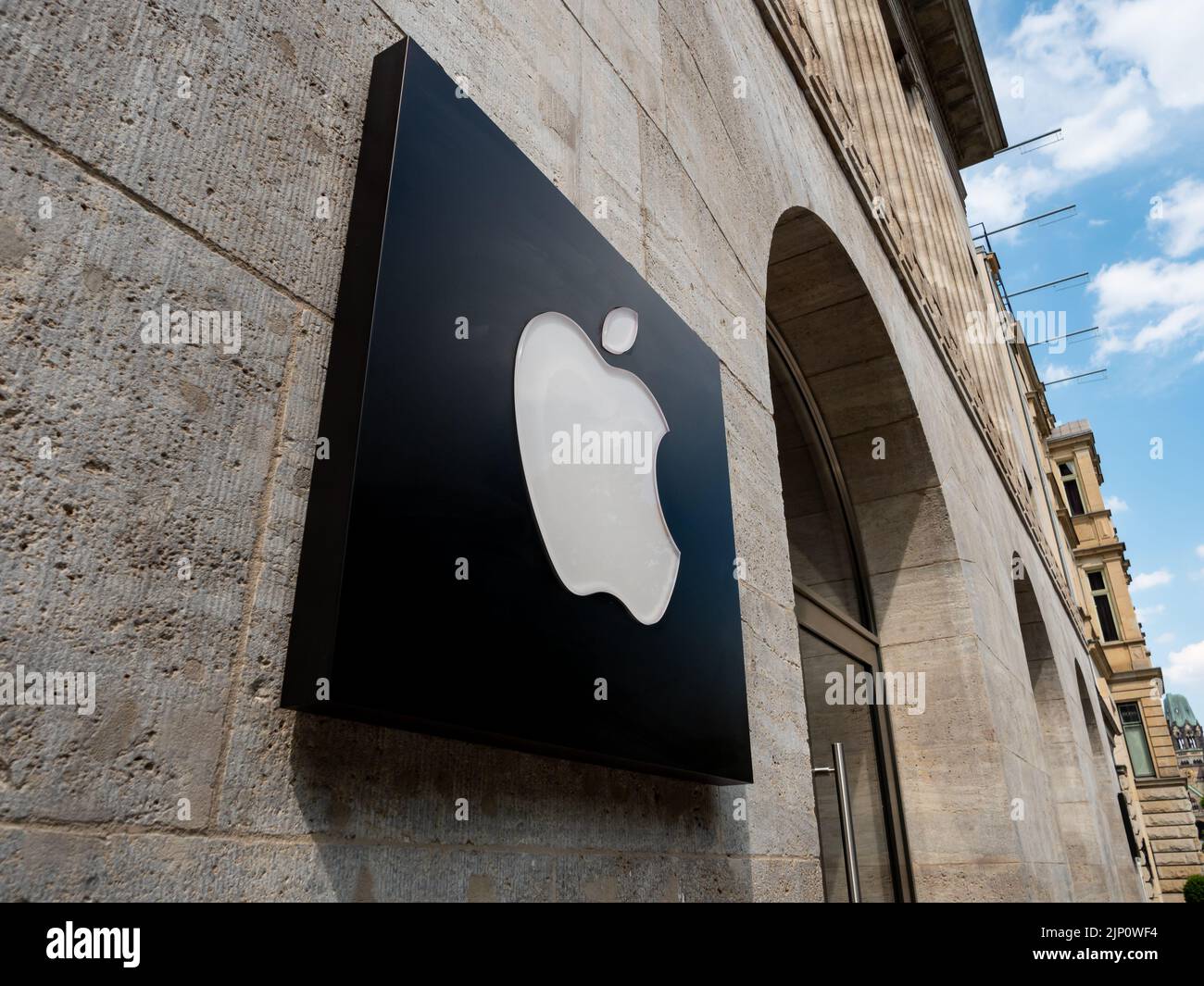 Logo Apple sur le mur extérieur du magasin à Berlin. Société américaine de technologie de la vallée de la silicone. Shopping au Kurfürstendamm. Banque D'Images