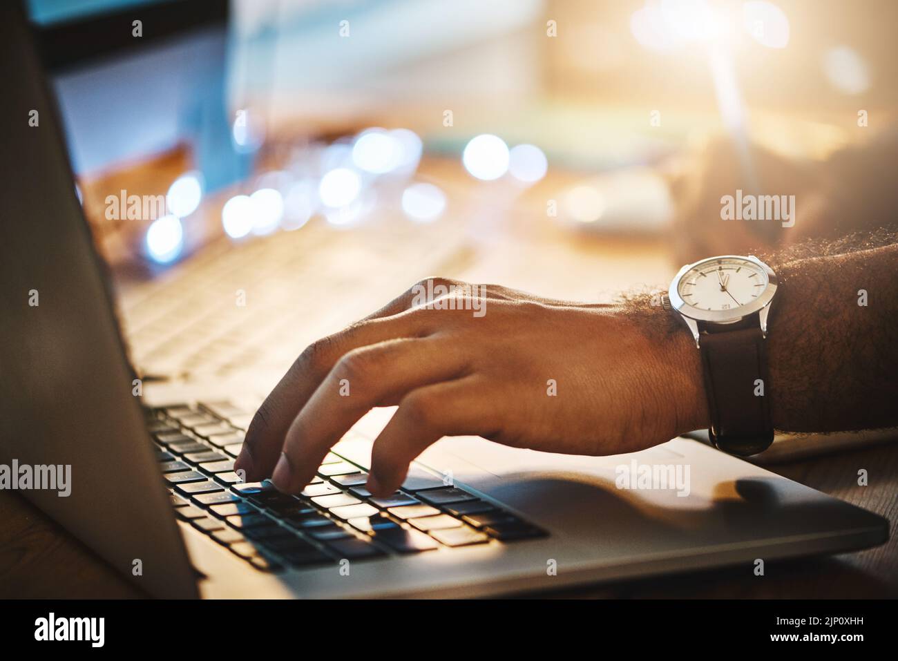 Le travail dur est toujours la solution. Un homme d'affaires utilisant un ordinateur portable pendant une nuit de travail. Banque D'Images
