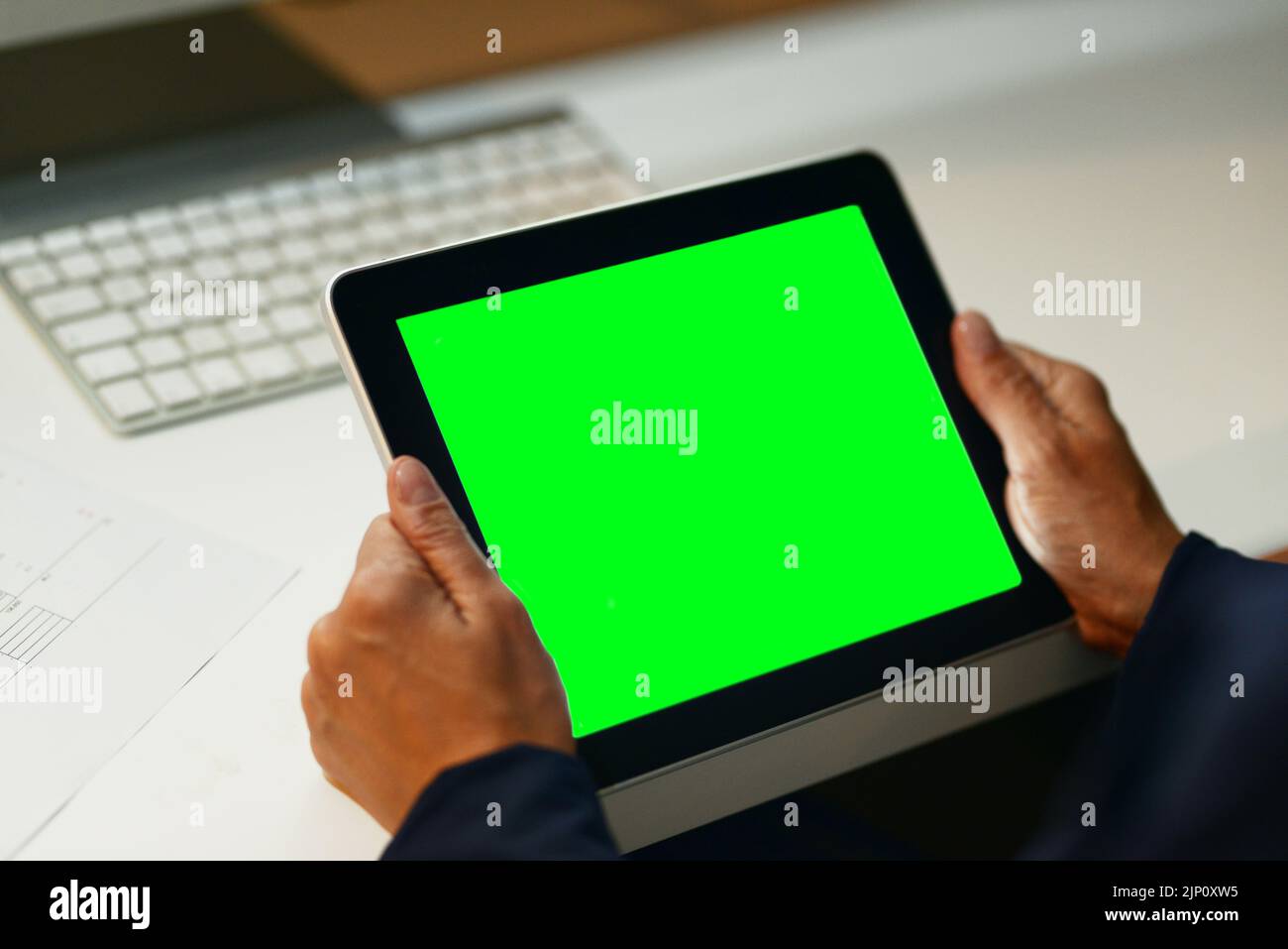 C'est la meilleure application pour simplifier l'entreprise. Gros plan d'une femme d'affaires méconnue utilisant une tablette numérique avec un écran vert dans un bureau. Banque D'Images