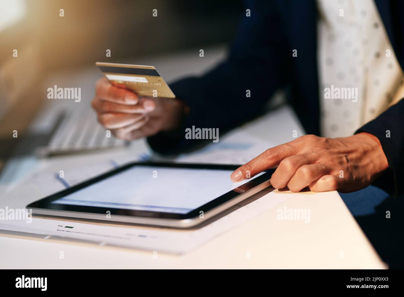 Gagnez du temps, faites des opérations bancaires en ligne. Gros plan d'une femme d'affaires méconnue effectuant un achat en ligne à l'aide d'une carte de crédit et d'une tablette numérique au bureau Banque D'Images Gagnez du temps, faites des opérations bancaires en ligne. Gros plan d'une femme d'affaires méconnue effectuant un achat en ligne à l'aide d'une carte de crédit et d'une tablette numérique au bureau Banque D'Images