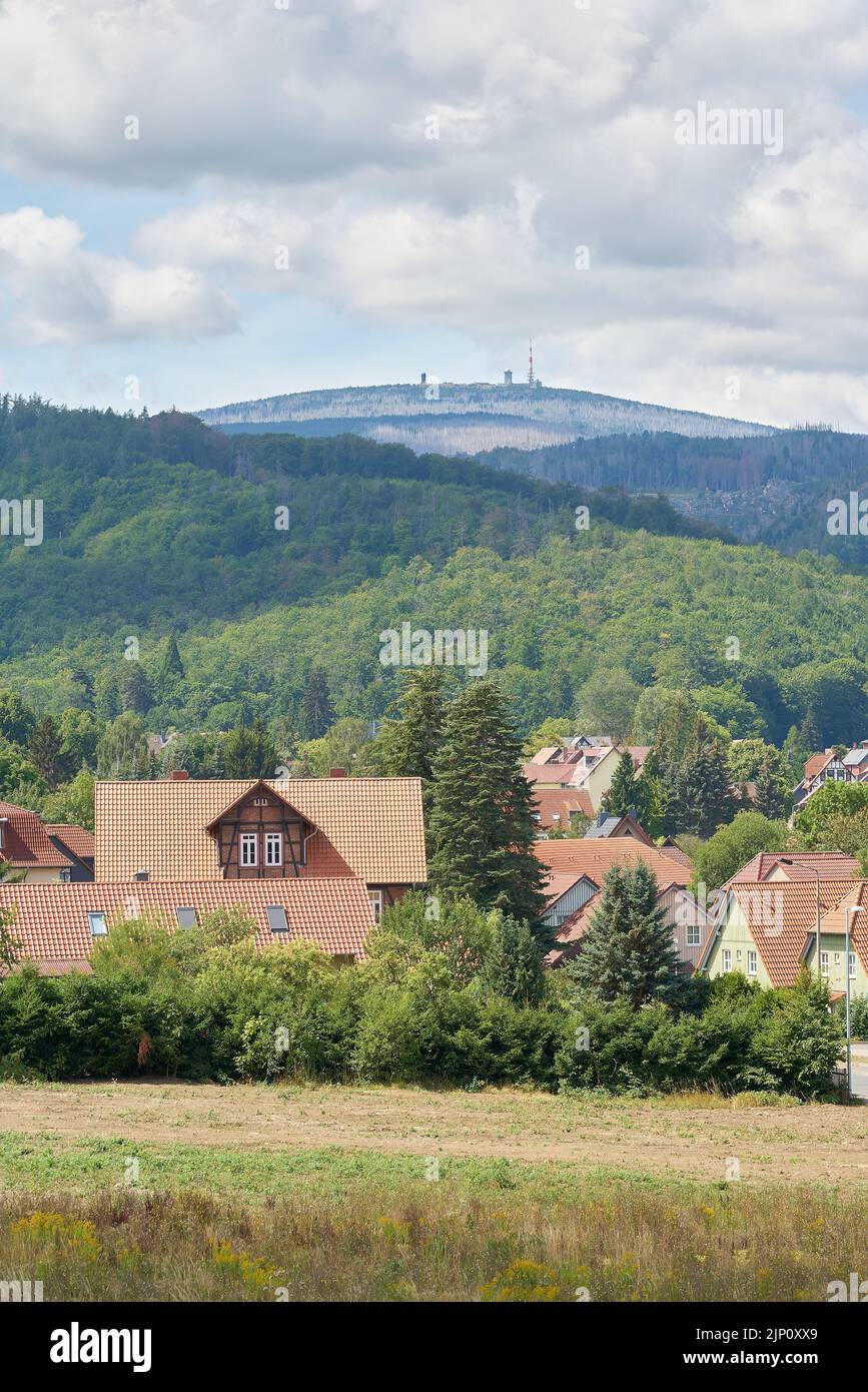 Maisons à Hasserode, un quartier de Wernigerode. En arrière-plan le sommet du Brocken dans le parc national du Harz. Banque D'Images