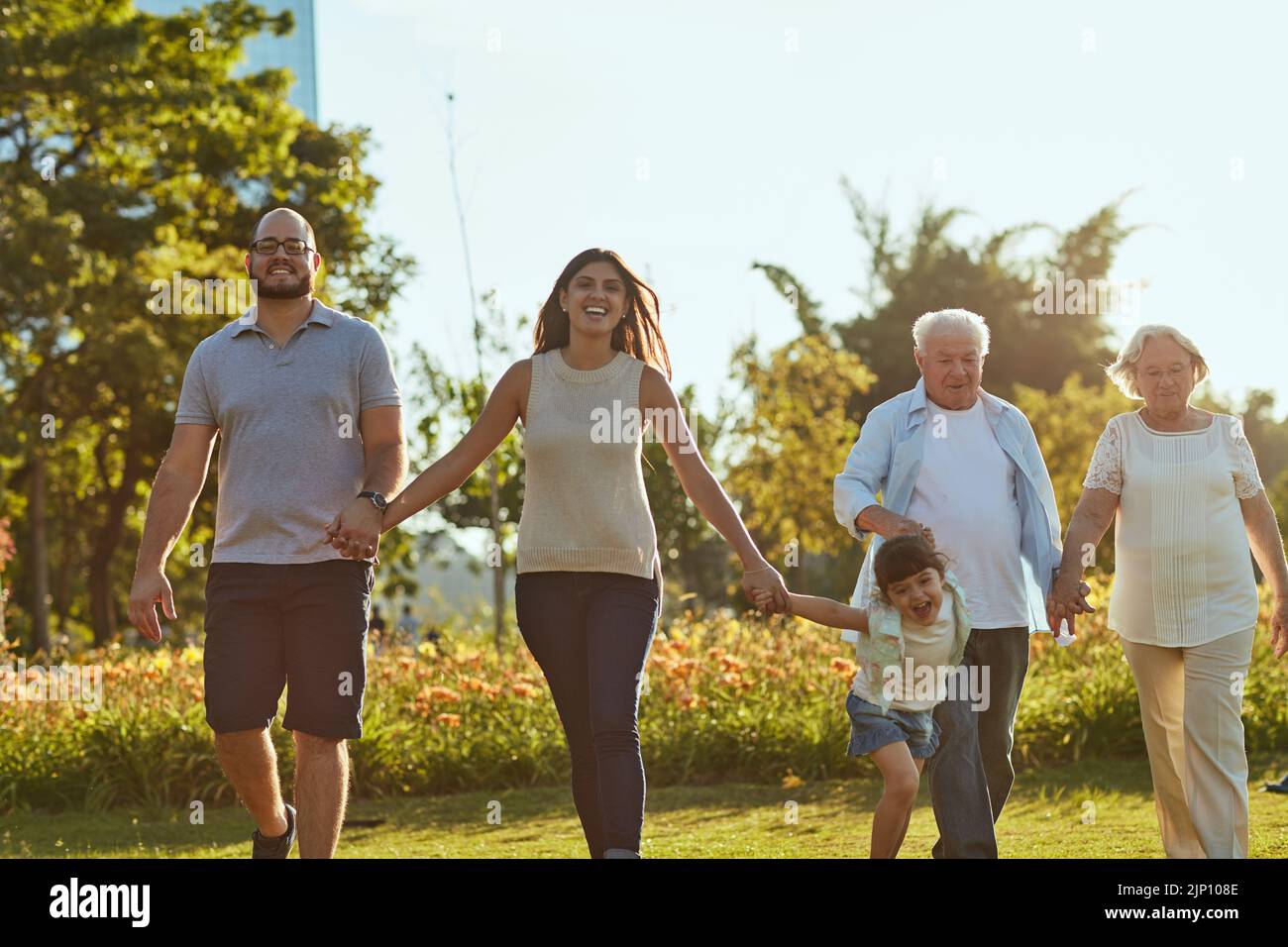 La famille, rien de plus vrai. Une famille heureuse allant pour une promenade ensemble dans le parc. Banque D'Images