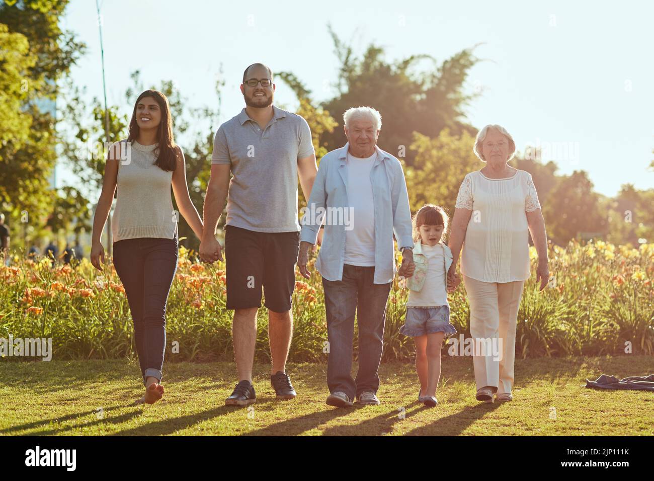 Le temps en famille n'est jamais suffisant. Une famille heureuse qui va faire une promenade ensemble dans le parc. Banque D'Images
