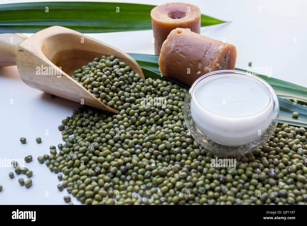 Vue de dessus de porridge de haricots mung ou bur indonésien kacang hijau avec lait de coco, feuilles de pandan et cuillère en bois Banque D'Images