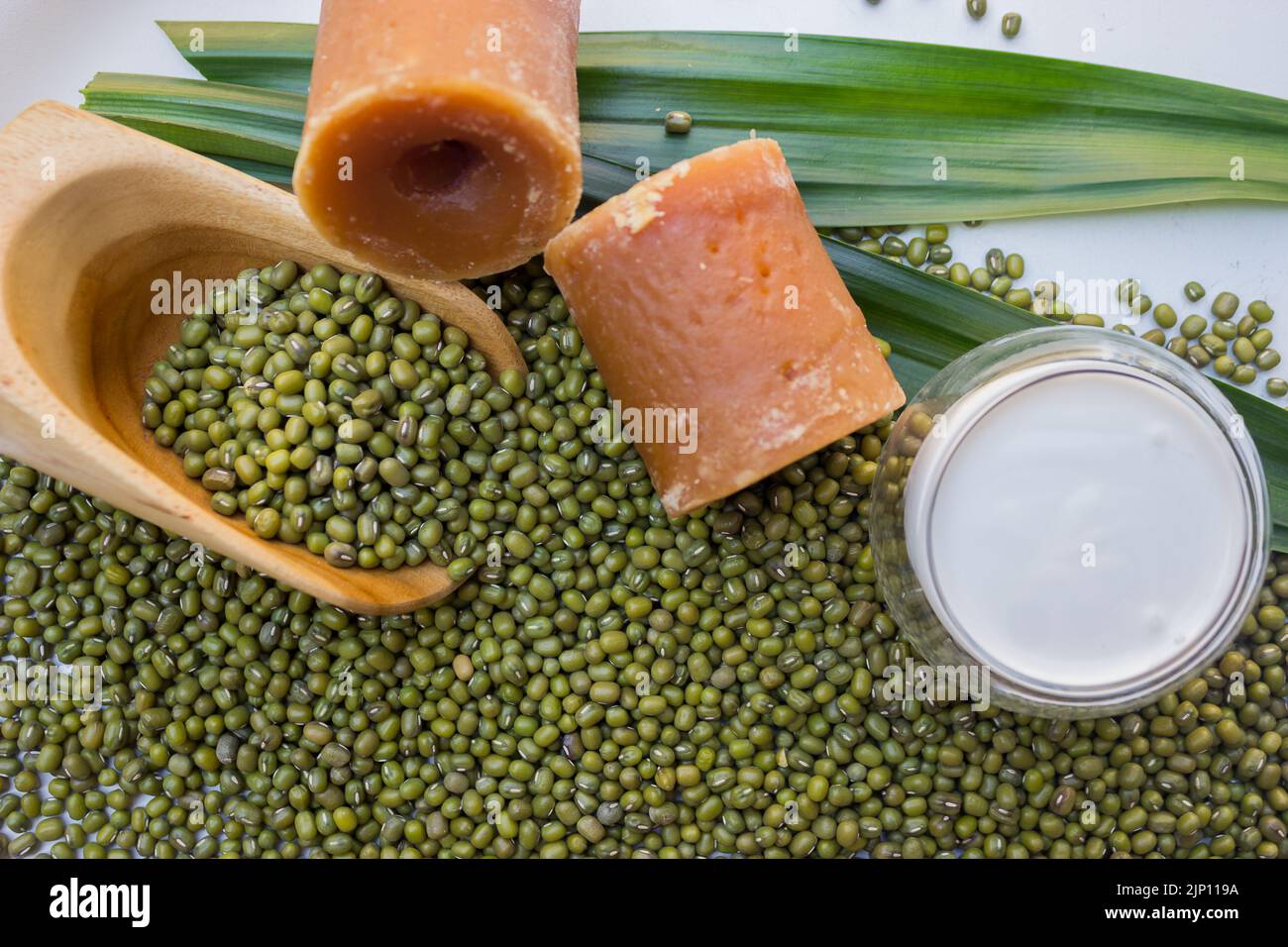 mise au point sélective de haricots verts avec une cuillère en bois, du lait de coco et du sucre brun Banque D'Images