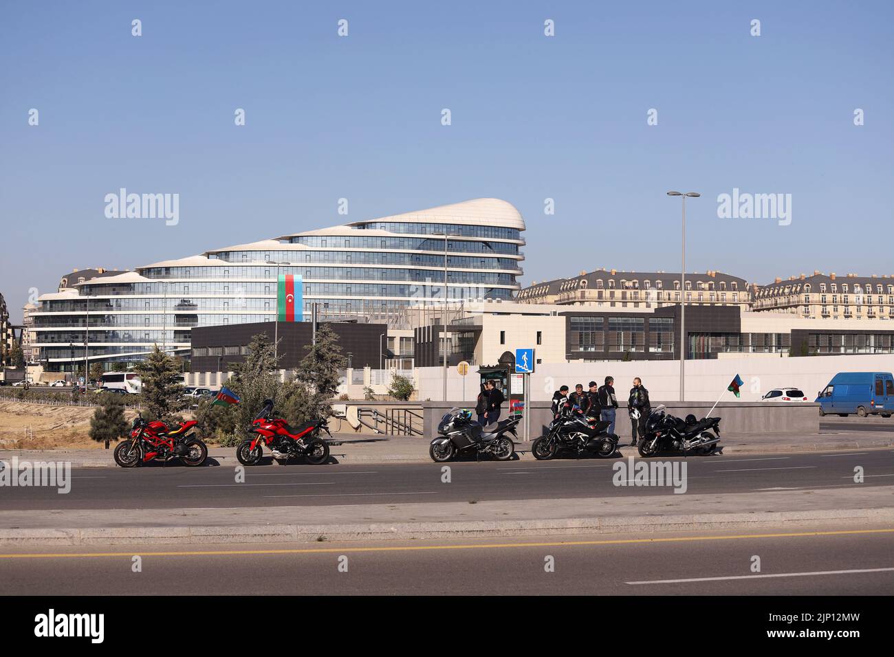 Bakou. Azerbaïdjan. 09.11.2020. Les motards ont arrêté leurs motos, parlent. Banque D'Images