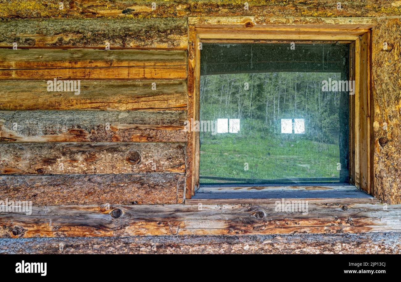 Une fenêtre dans le Howell Canyon Shelter, un bâtiment en bois à Sawtooth National Forest, Idaho, Etats-Unis Banque D'Images