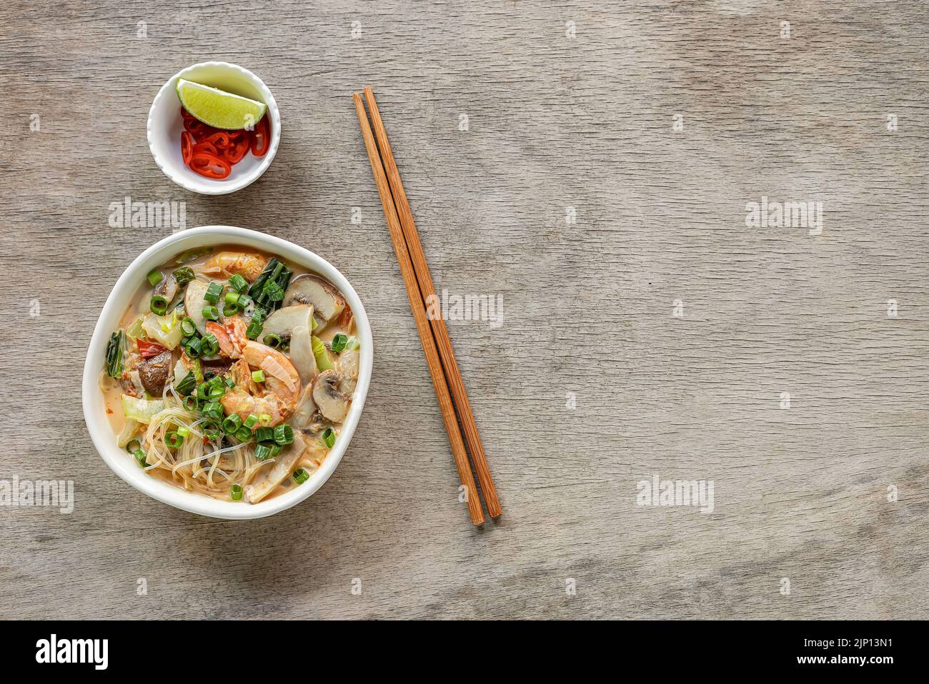 Un bol typique de laksa de curry, plat de nouilles de verre épicé populaire en Asie du Sud-est. Banque D'Images