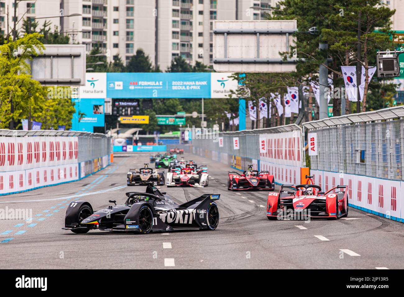 11 DI GRASSI Lucas (BRA), ROKiT Venturi Racing, Mercedes-EQ Silver Arrow 02, 28 ASKEW Oliver (etats-unis), Avalanche Andretti Formula E, BMW IFE.21, action lors de l'ePrix de Séoul 2022, 10th rencontre du Championnat du monde de Formule E de la FIA ABB 2021-22, sur le circuit de rue de Séoul de 12 août à 14, À Séoul, Corée du Sud - photo : Bastien Roux /DPPI/LiveMedia Banque D'Images