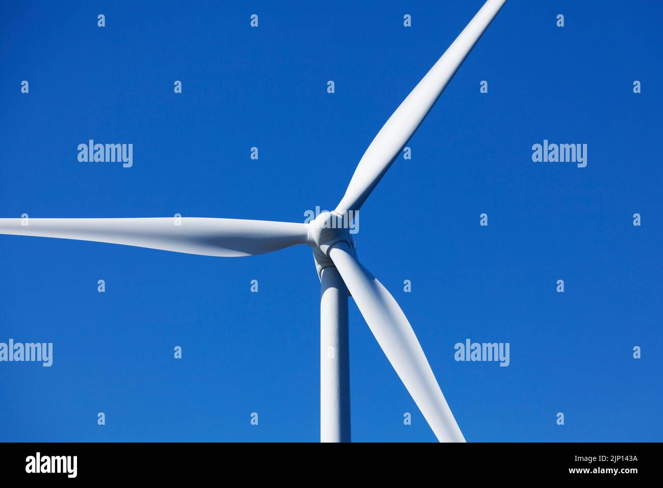 Umea, Norrland Suède - 24 avril 2022 : partie de l'hélice de l'éolienne contre le ciel bleu Banque D'Images