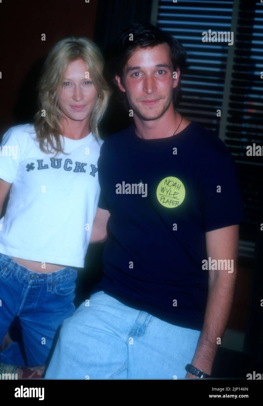 Los Angeles, Californie, États-Unis 18th juin 1996 l'acteur Noah Wyle et l'artiste de maquillage Tracy Warbin assistent au Pool AiID 1996 projet Awarensorante AIDS Los Angeles au Hollywood Athletic Club on 18 juin 1996 à Los Angeles, Californie, États-Unis. Photo par Barry King/Alay stock photo Banque D'Images