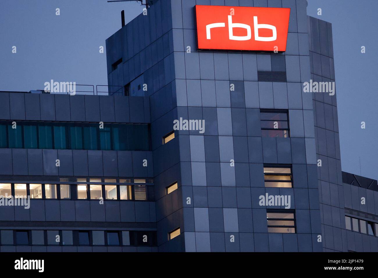 Berlin, Allemagne. 15th août 2022. Le logo lumineux du diffuseur Rundfunk Berlin-Brandenburg (RBB) est apposé sur la façade du siège du diffuseur, à Masurenallee. Dans l'affaire entourant le patron démissionnaire de l'ARD et le directeur de RBB Schlesinger, le Conseil de radiodiffusion de RBB discute de la façon de procéder. Credit: Carsten Koall/dpa/Alay Live News Banque D'Images