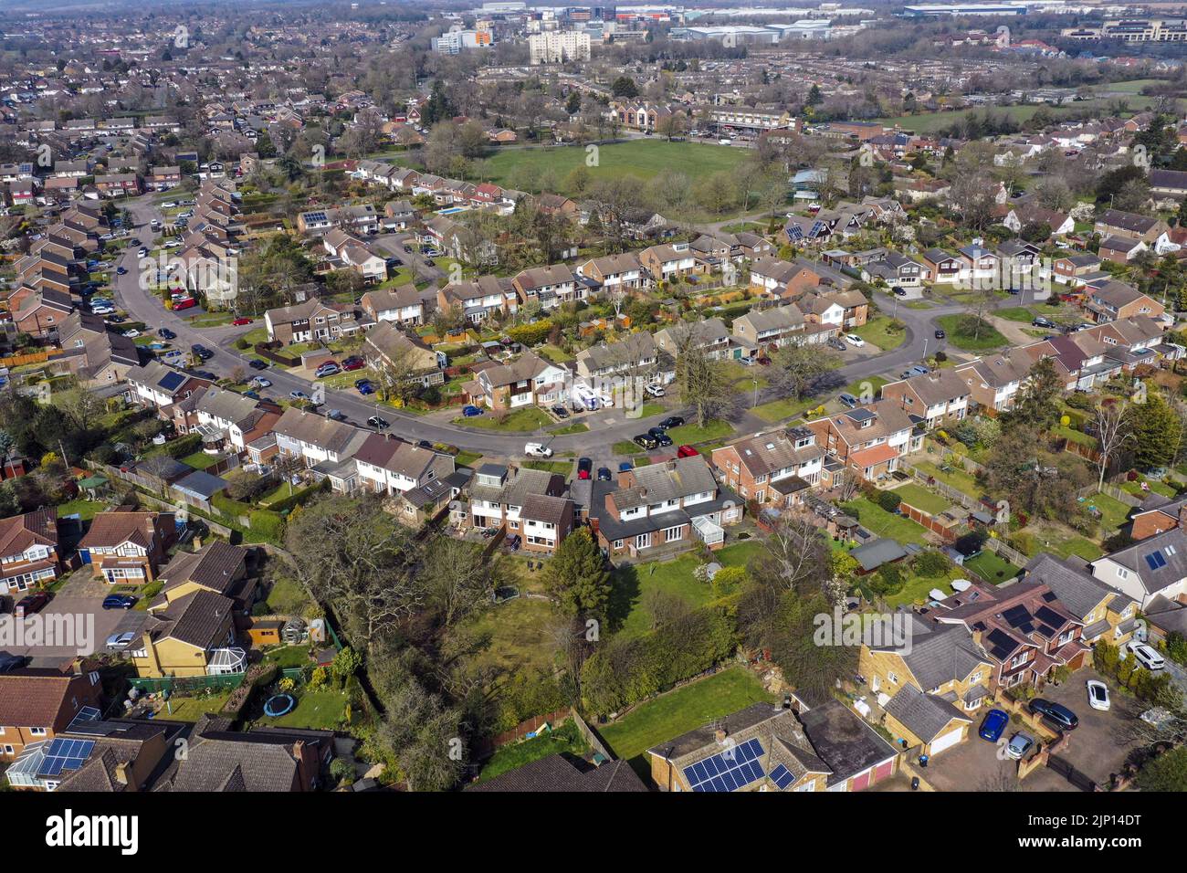 Photo de dossier datée du 14/03/22 de la vue aérienne de Leverstock Green, près de Hemel Hempstead, comme le prix moyen sur une maison arrivant sur le marché a diminué de près de £5 000 mois sur mois, marquant le premier automne cette année jusqu'à présent, selon un site de propriété. Banque D'Images