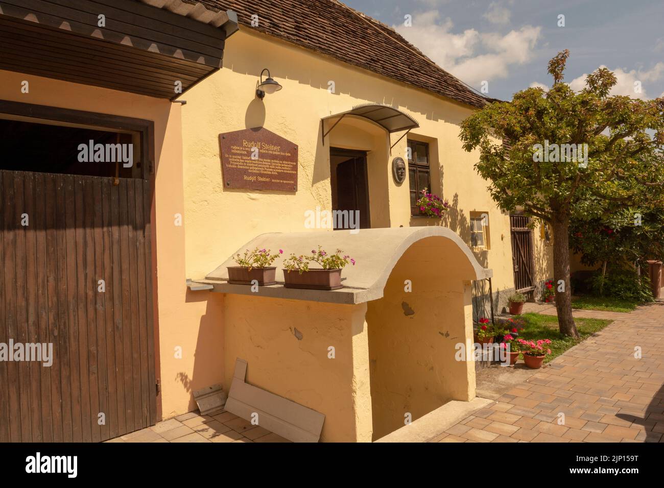 Donji Kraljevec, Croatie - 14 août 2022 : la maison où est né Rudolf Steiner. Lieu de naissance. Banque D'Images