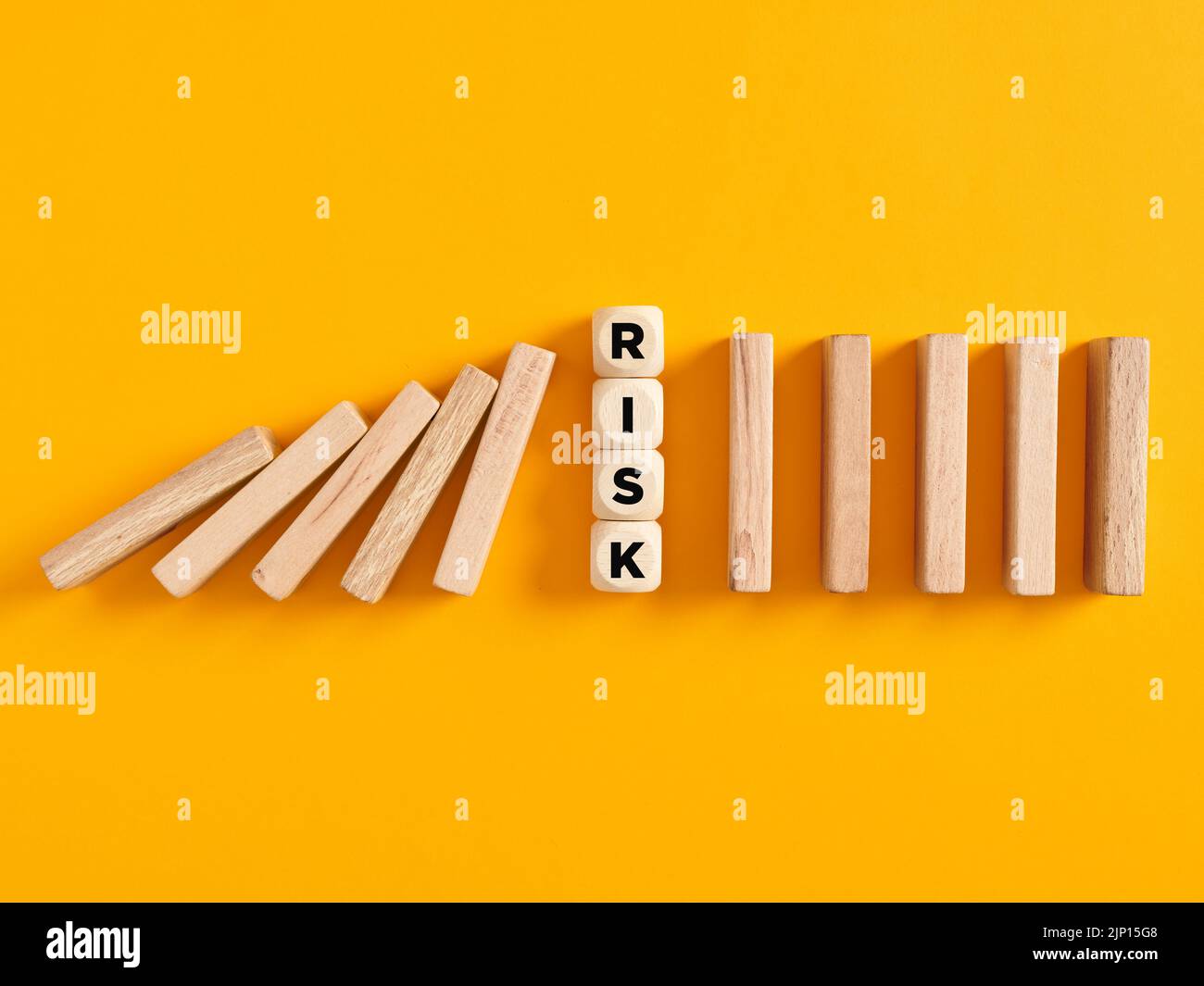 Cubes en bois avec le mot stop arrête les blocs de bois tombant. Pour arrêter l'effet de risque domino ou la prévention des risques dans le concept métier. Banque D'Images